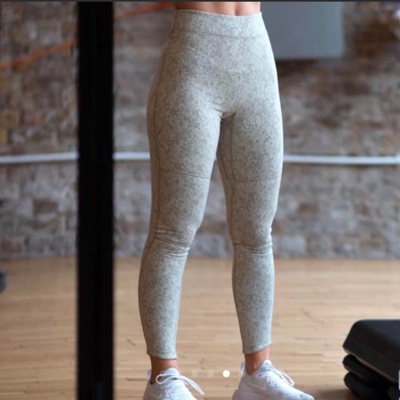 Gymshark Fleur Texture Leggings Woman’s Size Small Taupe Color Full Length - Picture 13 of 13